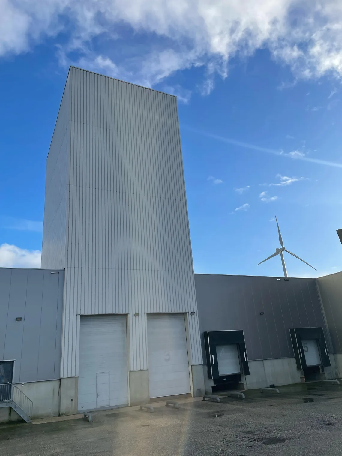 Buitenkant van het warehouse van IQI in Coevorden