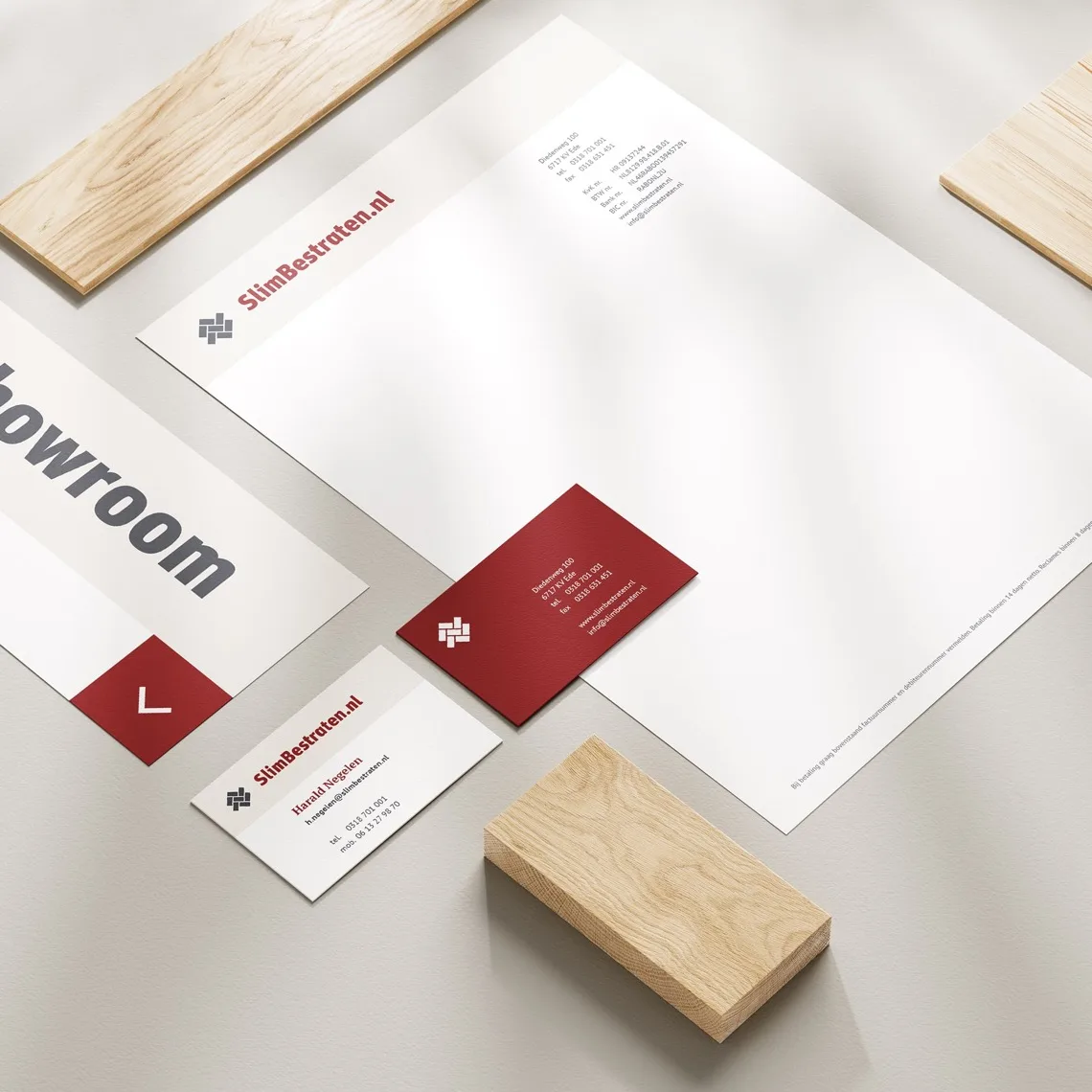 Briefpapier, visitekaartjes en showroomsignage van SlimBestraten